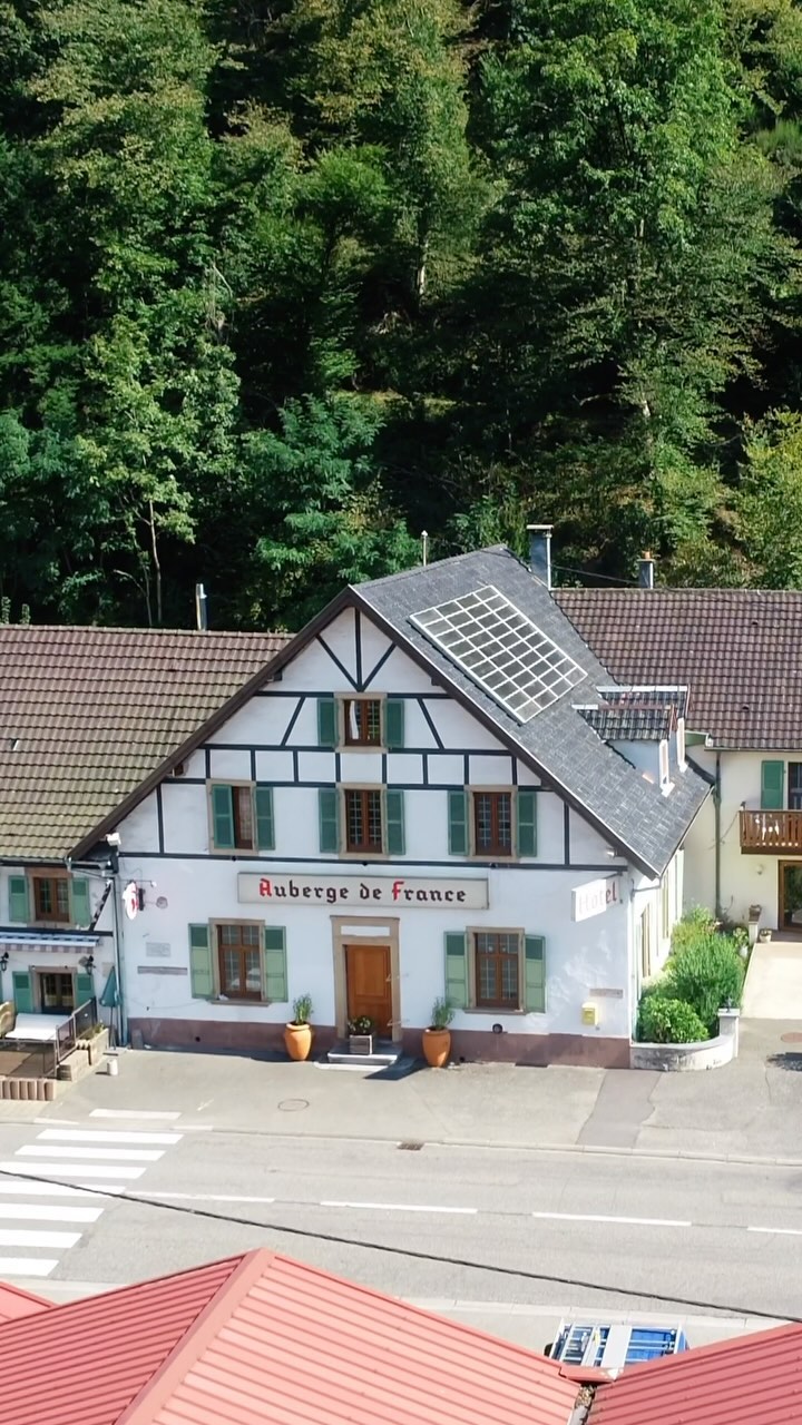 🥨 Venez vous balader dans la grande forêt près de Kruth et pourquoi pas séjourner dans l’Auberge de France !

🎬 Vidéo réalisée pour @mygroomservice 

• • • 
#Alsace #Foret #Forest #Kruth #Auberge #Hostel #Randonnee #drone #igersalsace #France